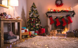 Cómo decorar tu casa para navidad: Inspiración para todos los espacios 34 sala estar chimenea arbol navidad