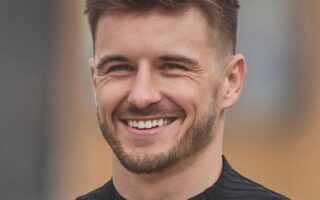 Cortes de pelo para hombres mayores 26 Drop Fade Ideas 2025 For Men With Curly Mid And Low Design For A Modern Sharp Look