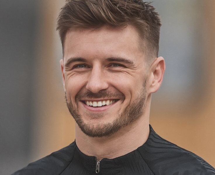 Cortes de pelo para hombres mayores 1 Drop Fade Ideas 2025 For Men With Curly Mid And Low Design For A Modern Sharp Look